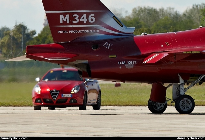 alenia_aermacchi_m346_rivolto.jpg